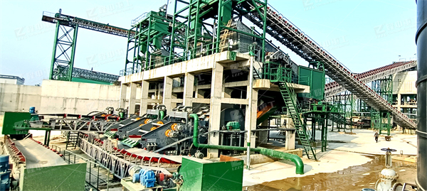 水洗砂生產(chǎn)線方案配置，要求兩月加工六萬(wàn)噸石料，石子沙子都要